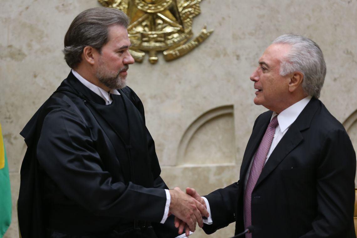 Fabio Rodrigues Pozzebom/Agência Brasil O presidente Michel Temer cumprimenta o novo presidente do Supremo Tribunal Federal (STF), ministro Dias Toffoli, durante sessão solene de posse.