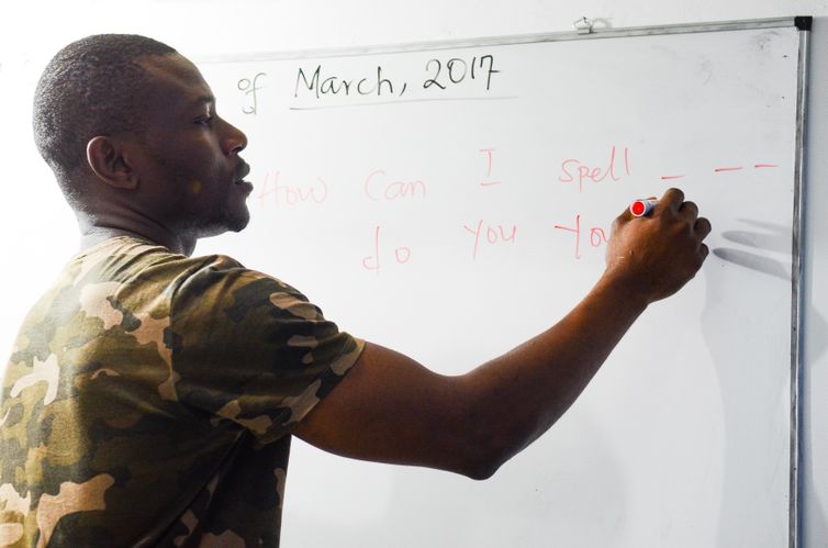 São Paulo - O professor nigeriano Olawale Shakuru leciona inglês na ONG Abraço Cultural, na qual todos os professores são refugiados (Rovena Rosa/Agência Brasil)