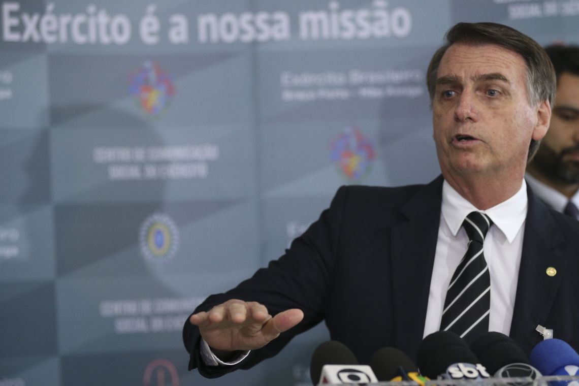 José Cruz/Agência Brasil O presidente eleito Jair Bolsonaro fala à imprensa, após receber uma honraria do Exército, a Medalha do Pacificador com Palma, entregue durante audiência fechada no Quartel-General do Exército, em Brasília.