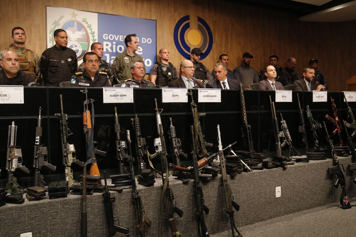 Fernando Frazão/Agência Brasil O governador do Rio de Janeiro, Wilson Witzel, apresenta fuzis e munição apreendidos em paiol do tráfico de drogas, resultado de operação conjunta das polícias Civil e Militar no Complexo da Maré.