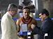 Brasília - O presidente da Funai, Franklimberg Ribeiro de Freitas, entrega medalha ao ministro da Justiça, Torquato Jardim, durante a abertura da Semana do Índio (Marcelo Camargo/Agência Brasil)