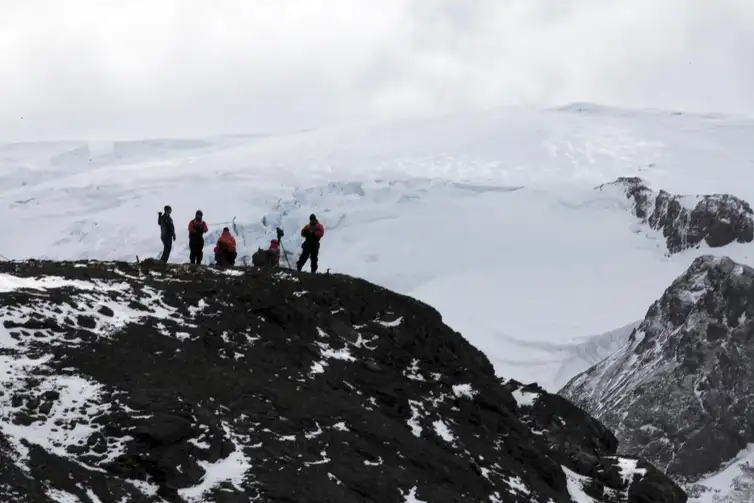 Alan Arrais/NBR/Agência Brasil Estação Antártica Comandante Ferraz é uma base antártica pertencente ao Brasil localizada na ilha do Rei George, a 130 quilômetros da Península Antártica, na baía do Almirantado, na Antártida