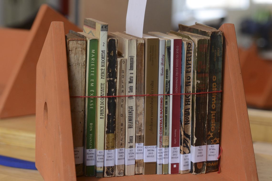 Reabertura da biblioteca da Casa do Povo, que possui um acervo de quase 8 mil livros e centenas de moldes de roupas, no Bom Retiro, em S&atilde;o Paulo.