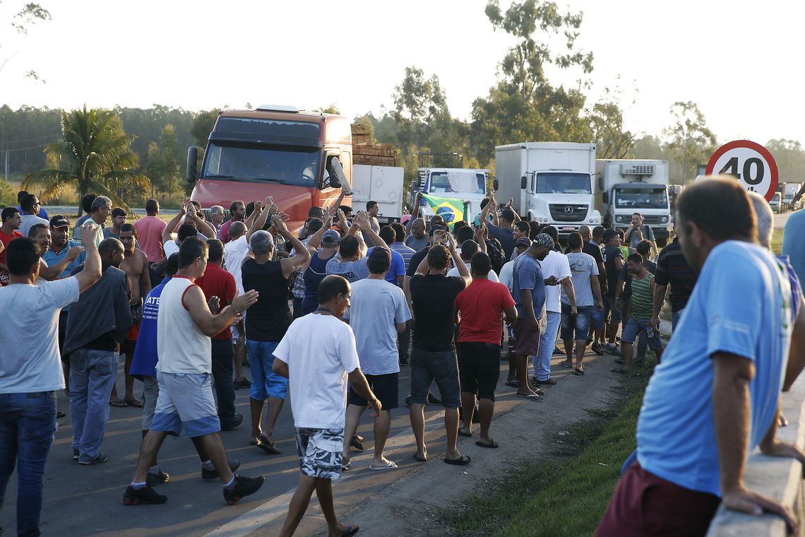 Caminhoneiros protestam na Rodovia Presidente Dutra, em Seropédica, Rio de Janeiro.