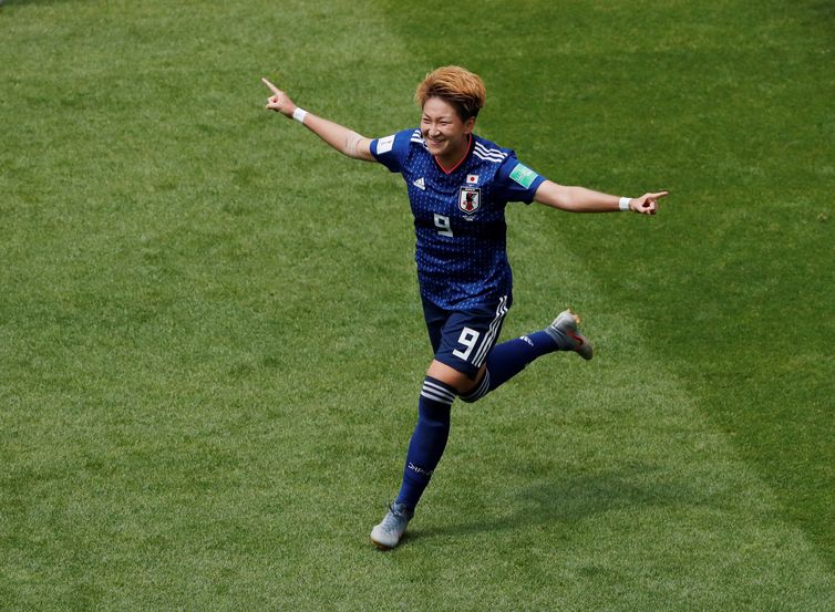 Jogadora Yuika Sugasawa comemora gol da seleção japonesa.