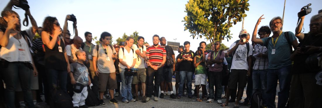 Homenagem ao cinegrafista Santiago Andrade Rio de Janeiro - Repórteres fotográficos, cinematográficos e jornalistas fazem homenagem ao cinegrafista da TV Bandeirantes, Santiago Andrade, no local onde foi atingido por um rojão