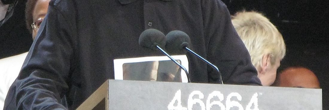 Nelson Mandela é homenageado durante show em Londres, em 2008 Nelson Mandela é homenageado durante show em Londres, em 2008. O número 46664 foi recebido por Mandela em 1964, quando foi sentenciado à prisão perpétua