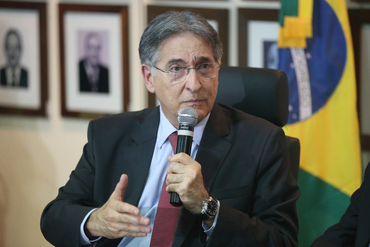 Brasília - O governador de Minas Gerais, Fernando Pimentel, durante assinatura de acordo de cooperação com o Ministério da Justiça e Segurança Pública (Fabio Rodrigues Pozzebom/Agência Brasil) /Fabio Rodrigues Pozzebom/Agência Brasil Brasília - O governador de Minas Gerais, Fernando Pimentel, durante assinatura de acordo de cooperação com o Ministério da Justiça e Segurança Pública (Fabio Rodrigues Pozzebom/Agência Brasil)