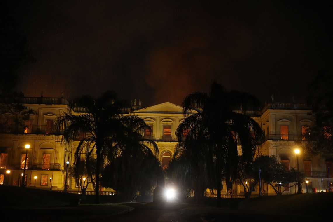 Tânia Rego/Agência Brasil Um incêndio de proporções ainda incalculáveis atingiu, no começo da noite deste domingo (2), o Museu Nacional do Rio de Janeiro, na Quinta da Boa Vista, em São Cristóvão, na zona norte da capital fluminense
