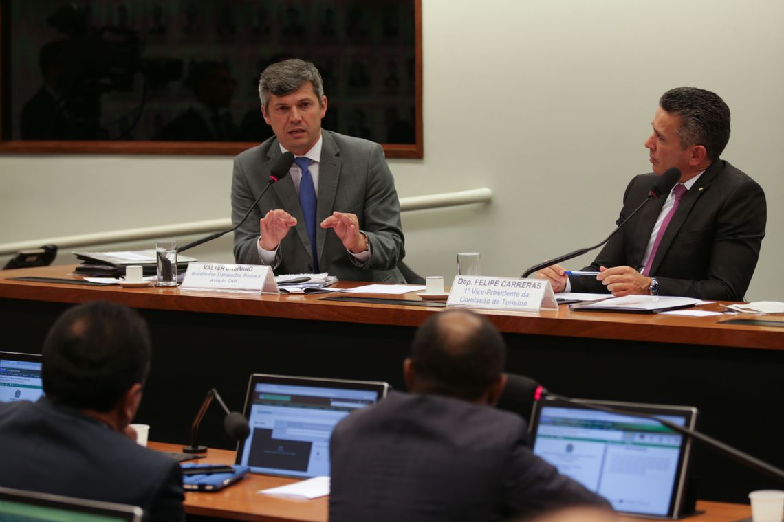 Fabio Rodrigues Pozzebom/Agência Brasil O ministro de Transportes, Portos e Aviação Civil, Valter Casimiro Silveira e o deputado Felipe Carreras participam de audiência pública da Comissão de Turismo para falar sobre o novo Modelo de Concessão de Aeroportos à iniciativa privada.