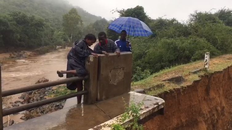 Ponte destruída no Zimbabwe depois do ciclone