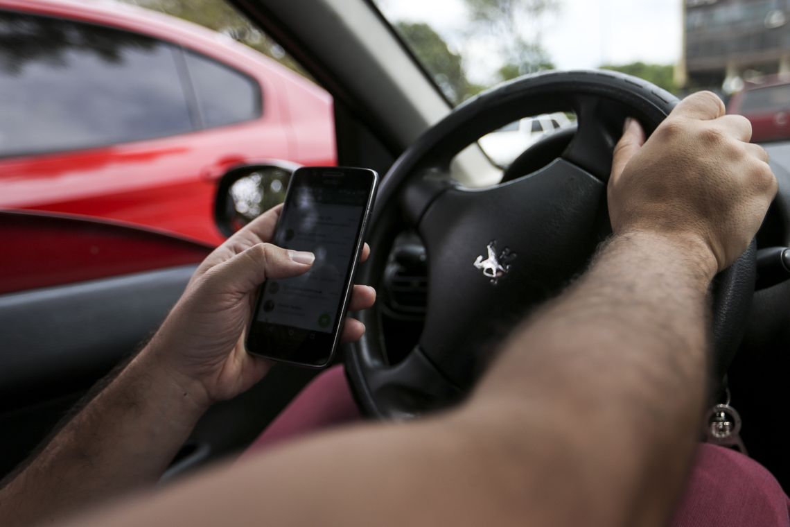 BrasÃ­lia: Uso de celular ao volante. (Foto: Marcelo Camargo/AgÃªncia Brasil)