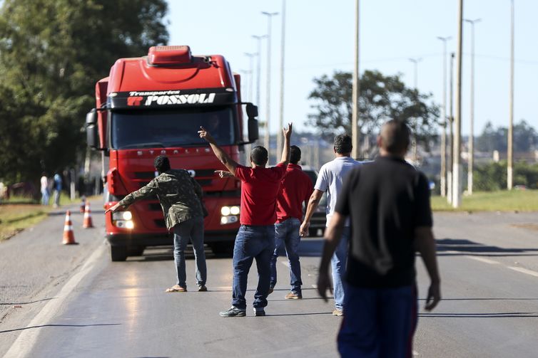 Caminhoneiros fazem protesto contra a alta no preço dos combustíveis na BR-040, próximo a Brasília. 