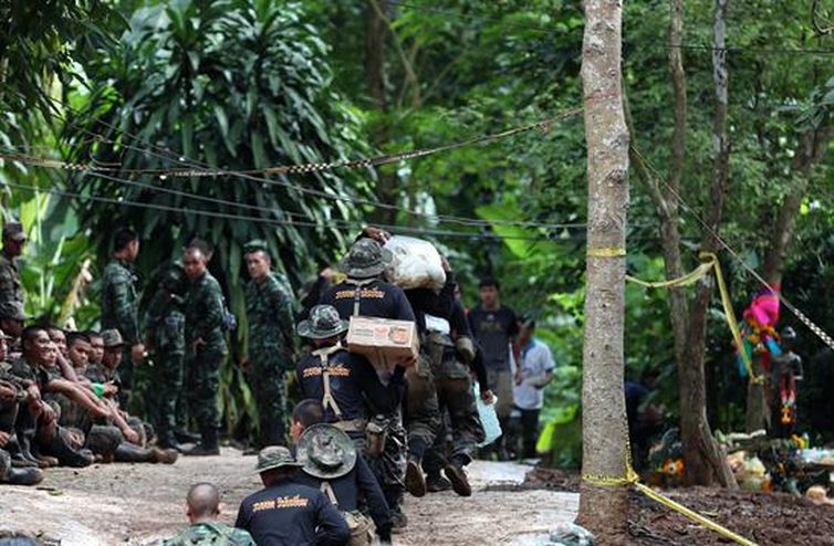 RUNGROJ YONGRIT/EPA/EFE/Direitos Reservados/Agência Brasil Equipes trabalham para operacionalizar resgate de crianças em caverna na Tailândia