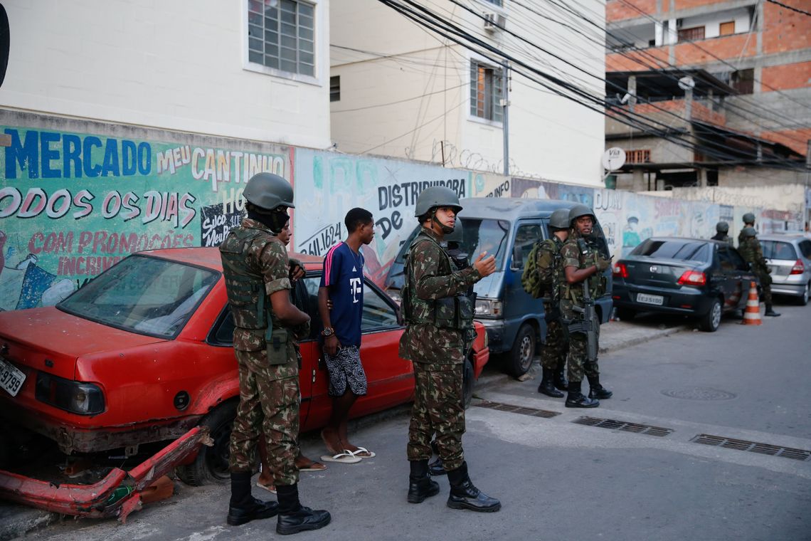 Fernando Frazão/Agência Brasil Militares do Exército participam de operação das forças de segurança na comunidade do Preventório, em Niterói.
