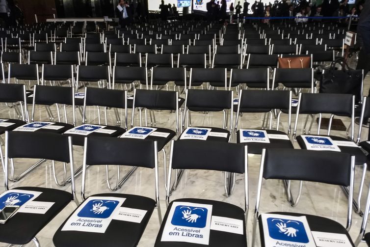 Filas de cadeiras estão organizadas para posse presidencial no Salão Nobre do Palácio do Planalto