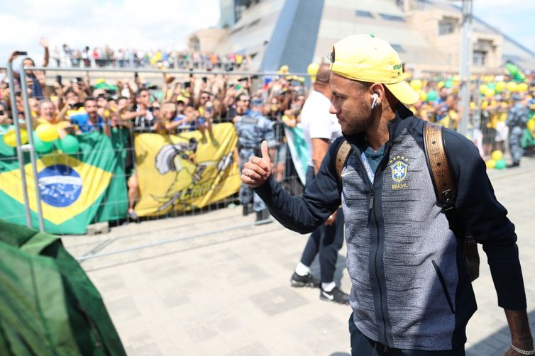 Na chegada ao hotel, os atletas fizeram questÃ£o de acenar para os torcedores que, inclusive cantavam uma mÃºsica em homenagem Neymar