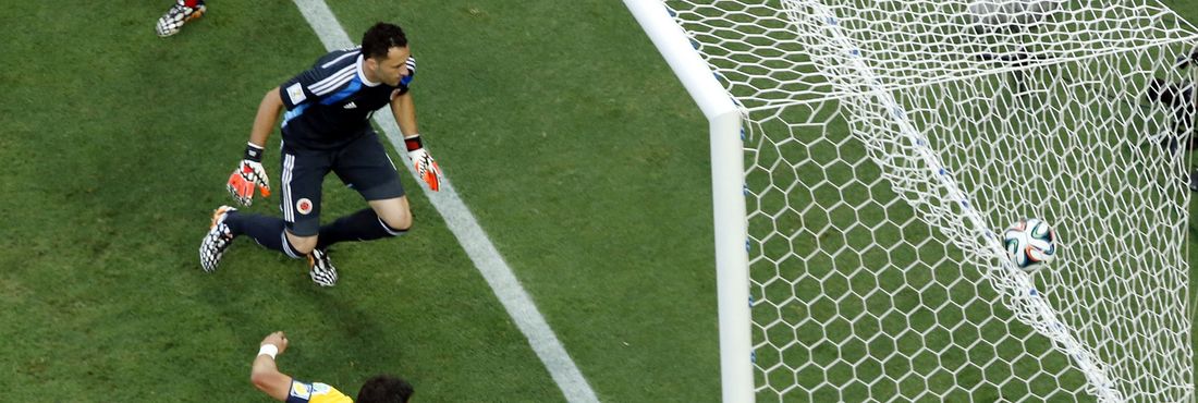 ap20140704-gol-brasil Aos sete minutos do primeiro tempo, Neymar cobra escanteio e Thiago Silva abre o placar para a seleção brasileira: Brasil 1 x 0 Colômbia
