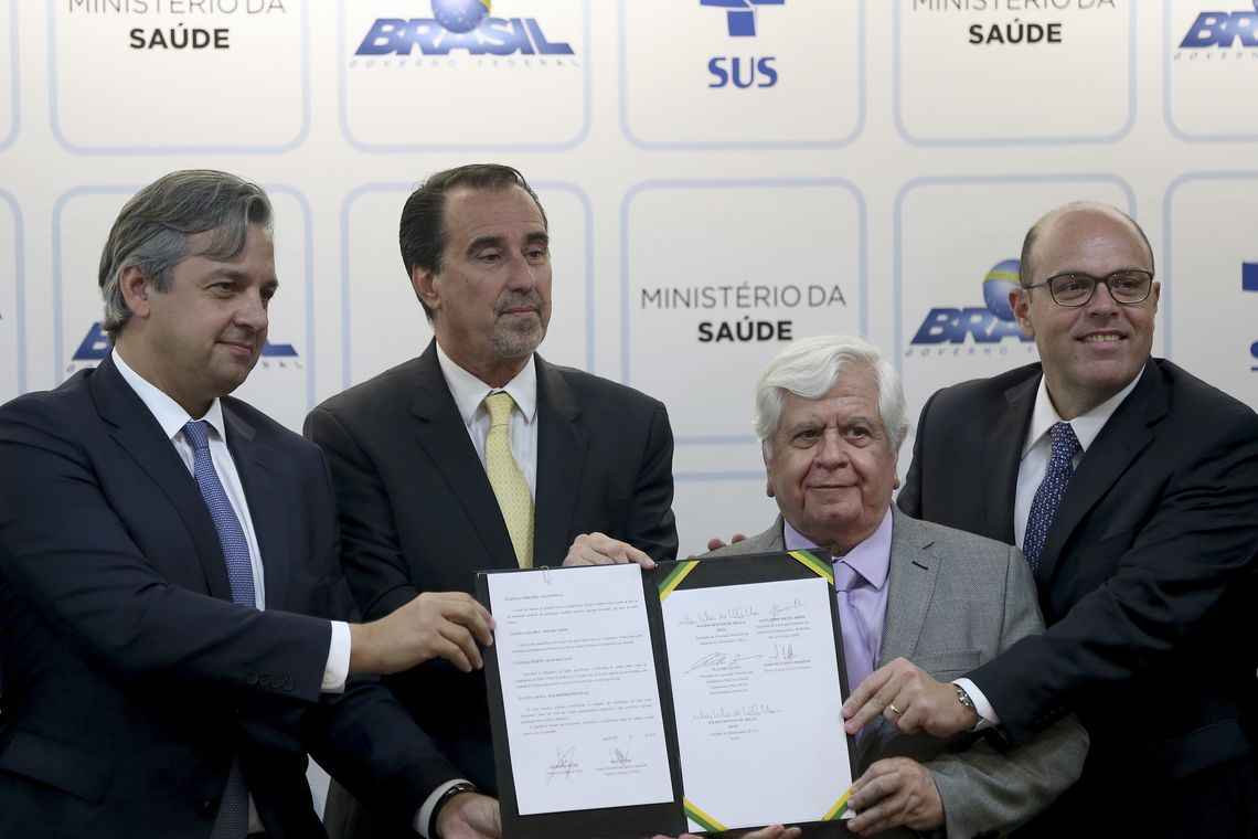 Wilson Dias/Agência Brasil O presidente da ABIR, Alexandre Jobim, o ministro da Saúde, Gilberto Occhi, o diretor-presidente da Anvisa, William Dib, e o presidente do Conselho Diretor da ABIA, Wilson Mello, durante a assinatura do acordo.