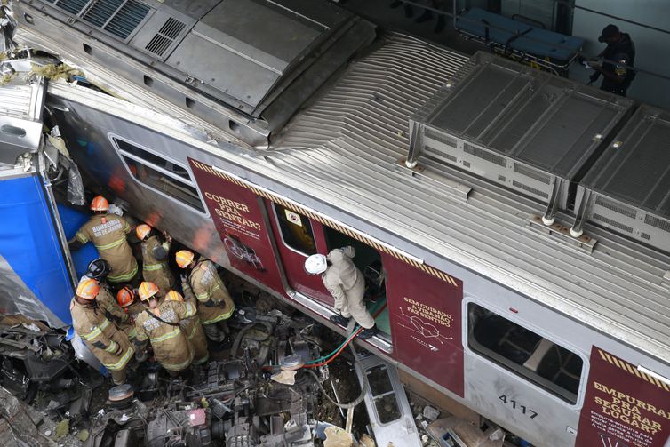 Dois trens bateram na Estação de São Cristóvão, na Zona Norte do Rio de Janeiro, na manhã desta quarta-feira