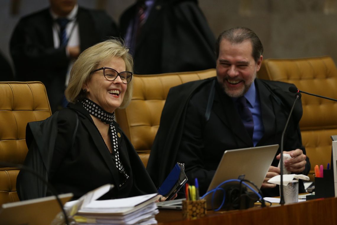 José Cruz/Agência Brasil Brasília - Os ministros do Supremo Tribunal Federal Rosa Weber e Dias Toffoli durante julgamento do pedido de habeas corpus do ex-presidente Lula (José Cruz/Agência Brasil)