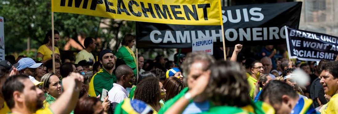 Alguns dos manifestantes pedem o impeachment da presidenta Dilma Rousseff manifestantes carregam faixa dizendo Trabalhadores pelo Impeachment