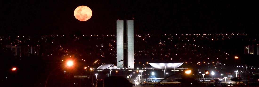 Superlua Em seu momento mais próximo da Terra, Lua terá aparência maior e mais brilhante. Fenômeno conhecido como superlua poderá ser observado neste domingo (10)