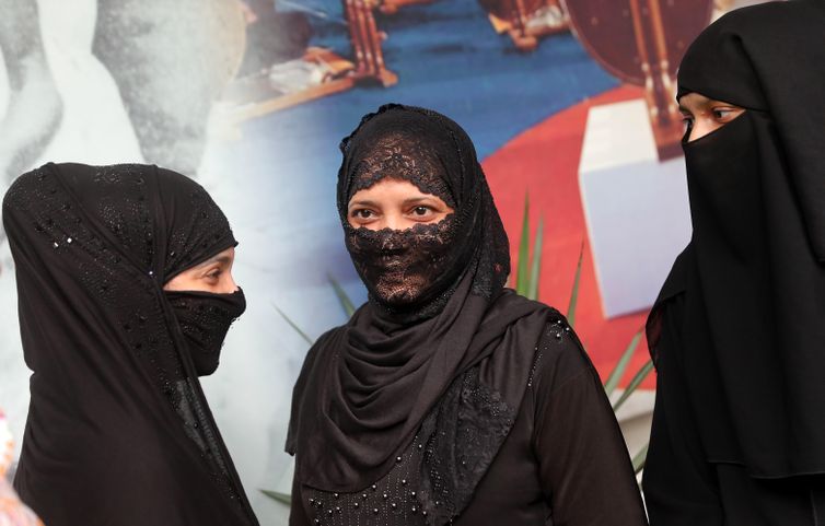 EPA4492. NUEVA DELHI (INDIA), 20/09/2018.- Mujeres musulmanas celebran la aprobación de una ordenanza por la que se criminaliza, con penas de cárcel, la práctica musulmana del &quot;triple talaq&quot;, en Nueva Delhi, la India, hoy, 20 de septiembre de