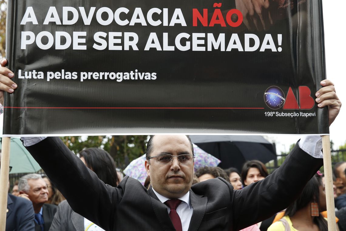 Fernando Frazão/Agência Brasil Advogados e representantes da OAB participam de ato de desagravo à advogada Valéria Lúcia dos Santos, que foi algemada e presa durante uma audiência no exercício da profissão, em frente ao Fórum de Duque de Caxias.