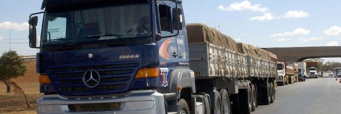 Greve de caminhoneiros A paralisação faz parte do movimento nacional da categoria por aumento de salário, que teve início há cinco meses