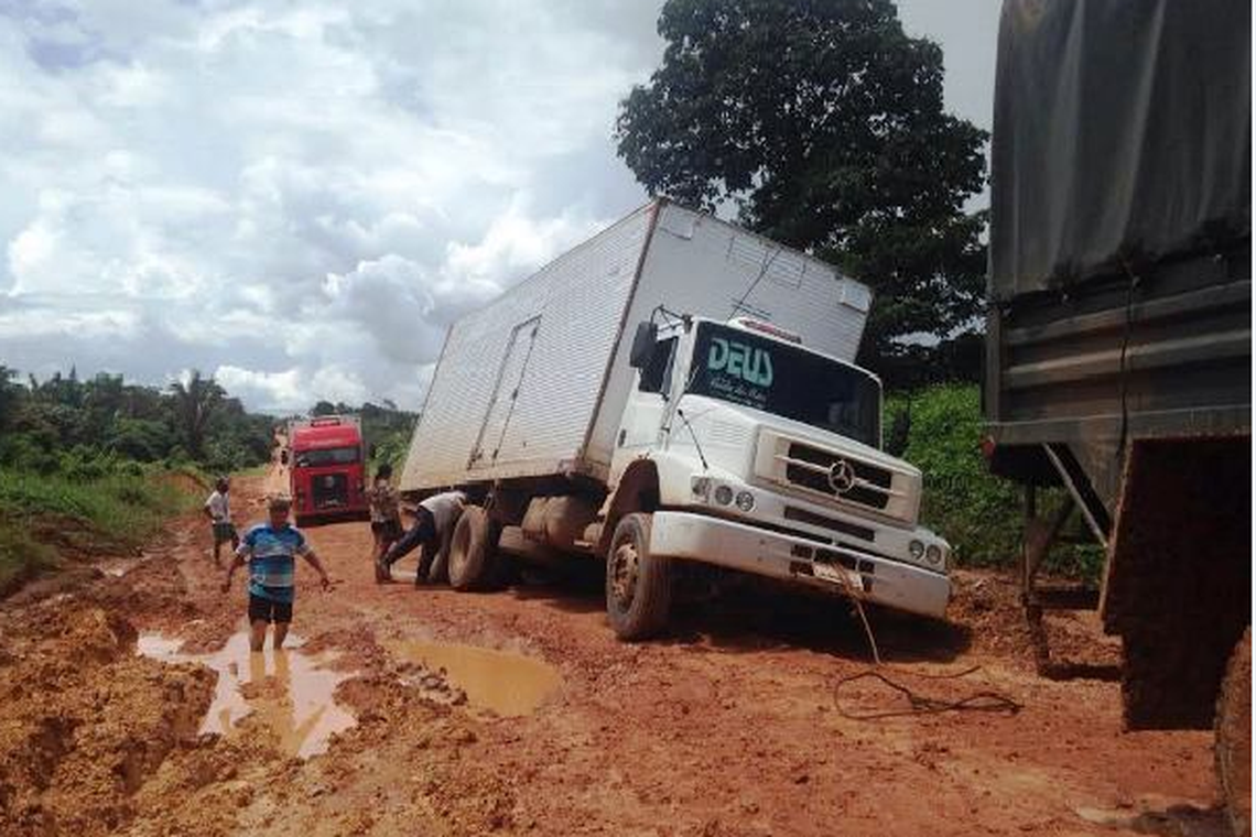 Chuva forte e trÃ¡fego intenso de caminhÃµes levaram Ã  formaÃ§Ã£o de atoleiros na BR-163