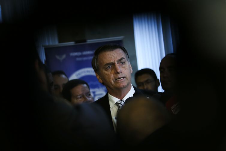 O presidente eleito, Jair Bolsonaro, conversa com jornalistas apÃ³s visita ao Comando da AeronÃ¡utica,em BrasÃ­lia