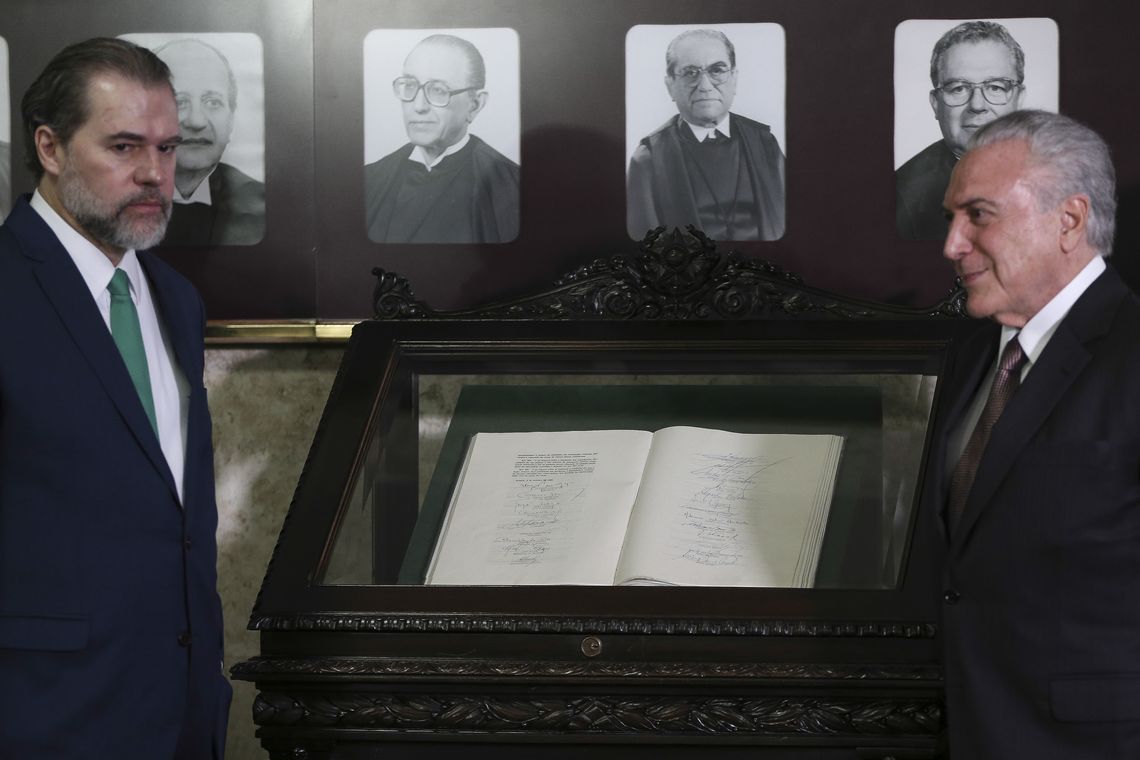 Fabio Rodrigues Pozzebom/Agência Brasil O presidente do STF, ministro Dias Toffoli, e o presidente Michel Temer participam de sessão solene no Supremo Tribunal Federal (STF) em comemoração aos 30 anos da Constituição brasileira.