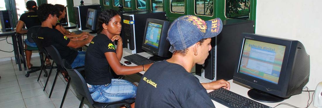 Falta de Tecnologia nas Escolas ainda dificulta aprendizado Alunos e computadores.