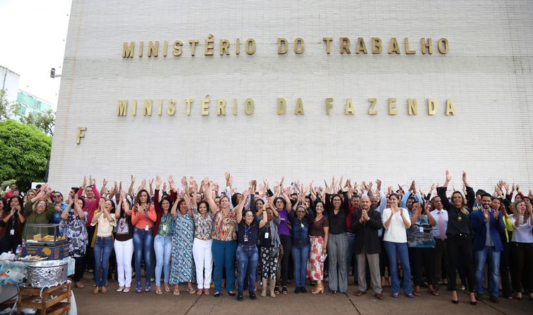Servidores fazem um "abraço simbólico" em defesa da permanência do Ministério do Trabalho.