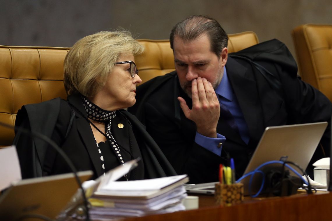 José Cruzr/Agência Brasil Brasília - Os ministros do Supremo Tribunal Federal Rosa Weber e Dias Toffoli durante julgamento do pedido de habeas corpus do ex-presidente Lula (José Cruz/Agência Brasil)
