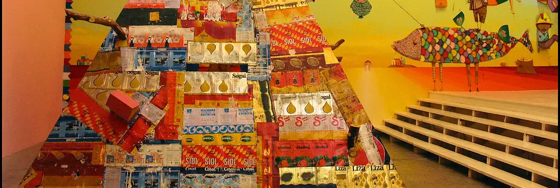 Instalação - Os Gêmeos Instalação da dupla de artistas plásticos brasileiros Os Gêmeos na exposição "Too Far Too Close"
