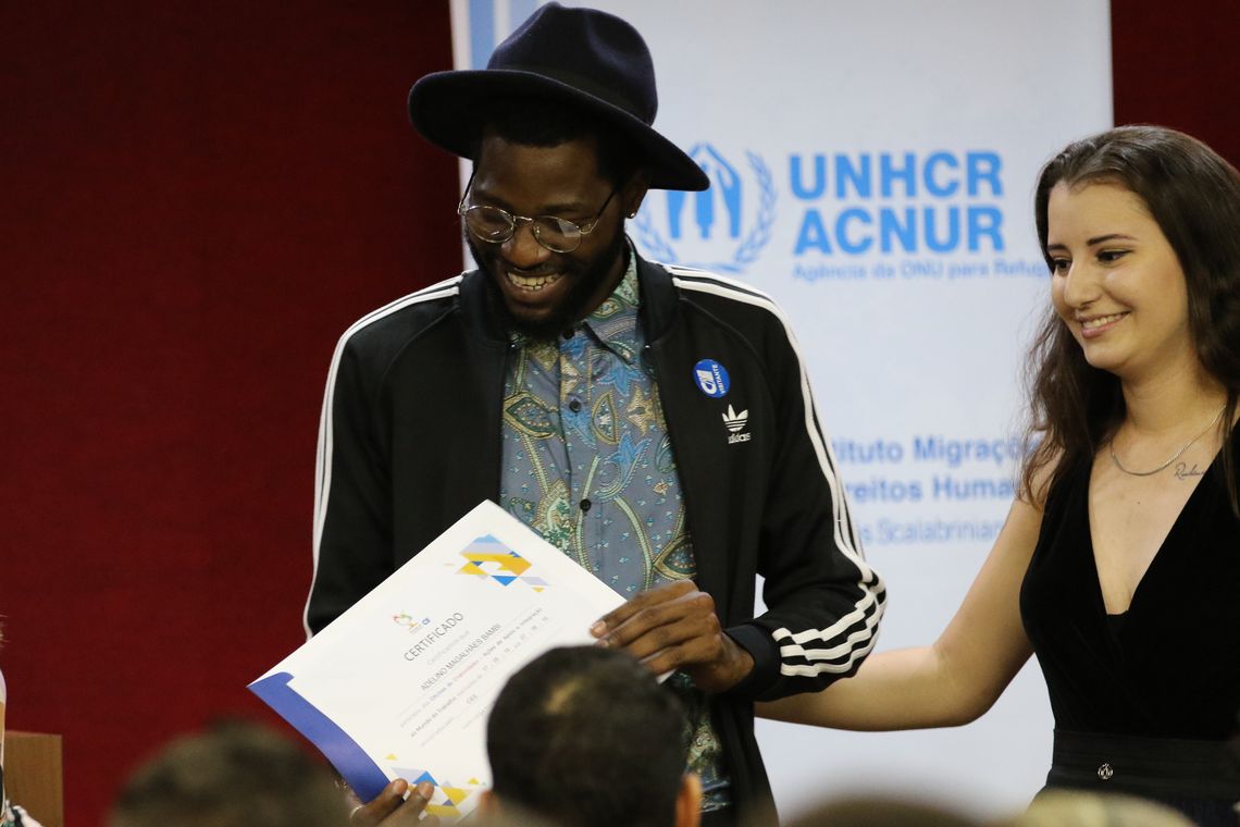 Jovens refugiados do Haiti, Venezuela, Angola e Gana, residentes em BrasÃ­lia, recebem certificado de oficinas que visam inserir jovens  no mundo de trabalho, por meio dos programas de estÃ¡gio e programa aprendiz do CIEE 