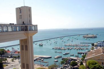 Vista da Baía de Todos os Santos, com o Elevador Lacerda