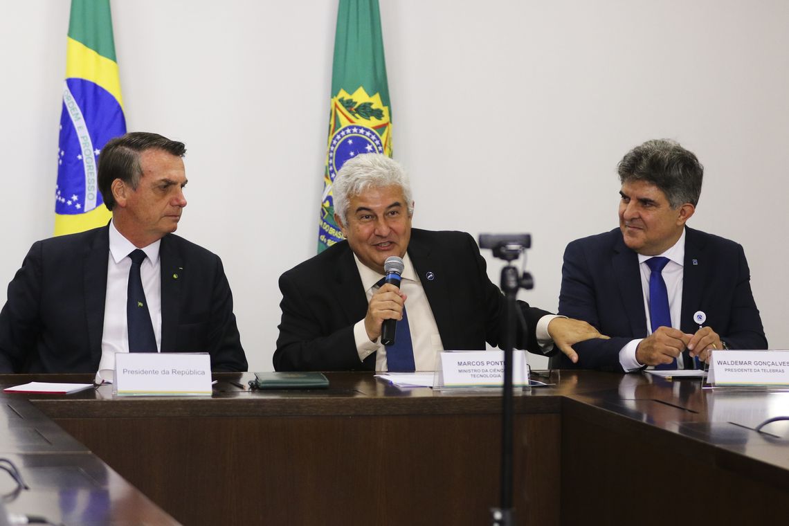 Valter Campanato/Agência Brasil O presidente Jair Bolsonaro, o ministro da Ciência, Tecnologia, Inovações e Comunicações, Marcos Pontes, e o presidente da Telebras, Waldemar Gonçalves, durante videoconferência com escola atendida pelo programa Gesac.