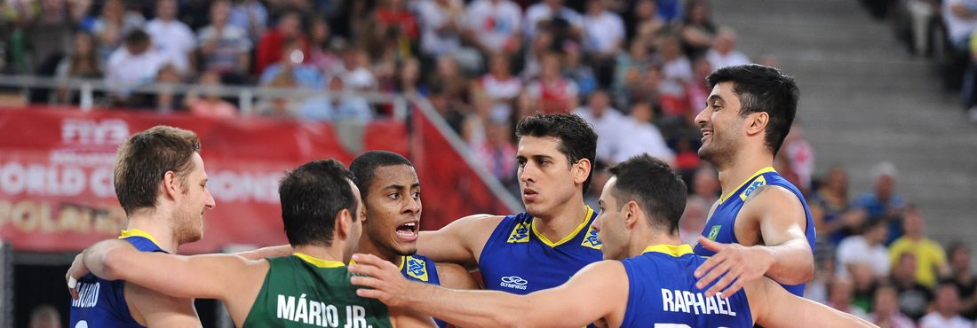 Jogadores da seleção masculina de vôlei A seleção brasileira entrou em quadra obrigada a vencer a Rússia pelo placar de 3 sets a 0 ou 3 sets a 1 para evitar a eliminação, e atropelou a seleção russa, que é a atual campeã olímpica