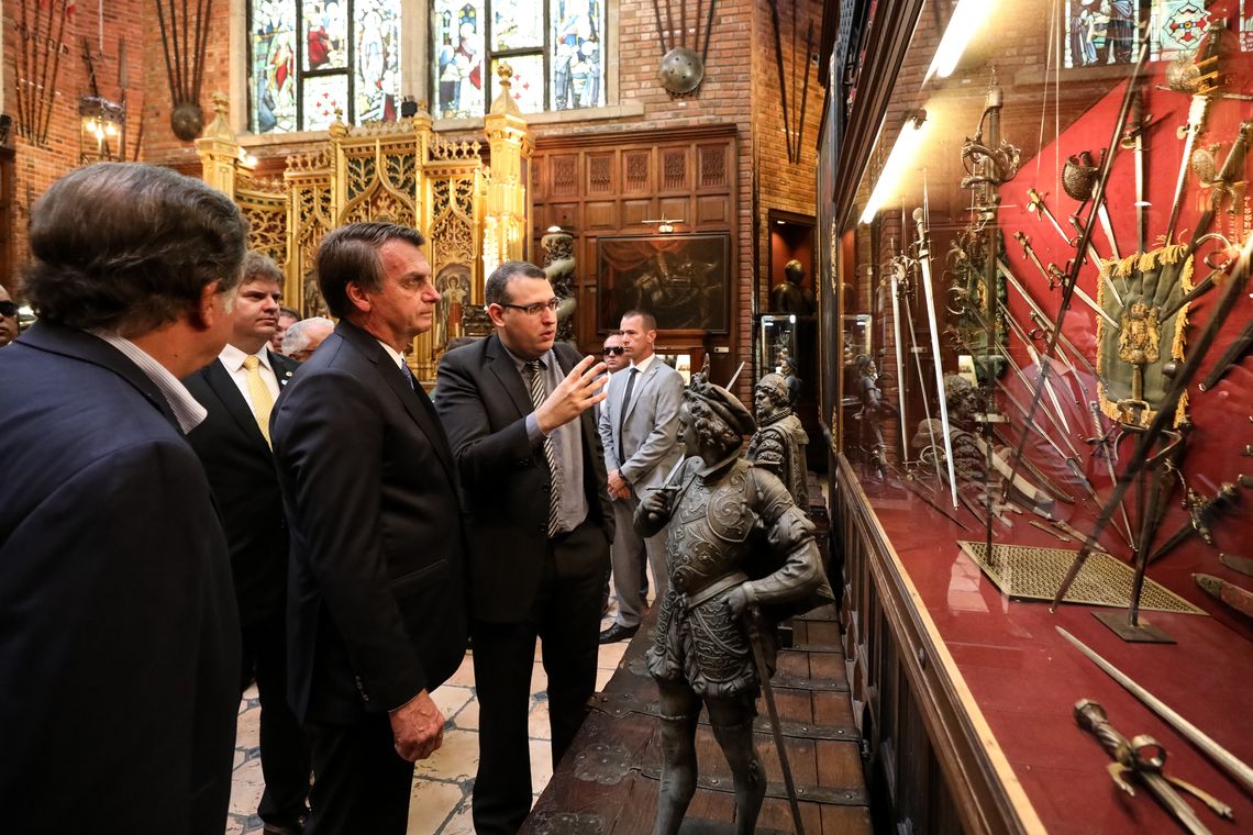 Marcos Corrêa/PR Presidente da República, Jair Bolsonaro, durante visita ao Castelo São João, onde esta localizada a coleção de Armas Brancas do Instituto Ricardo Brennand.