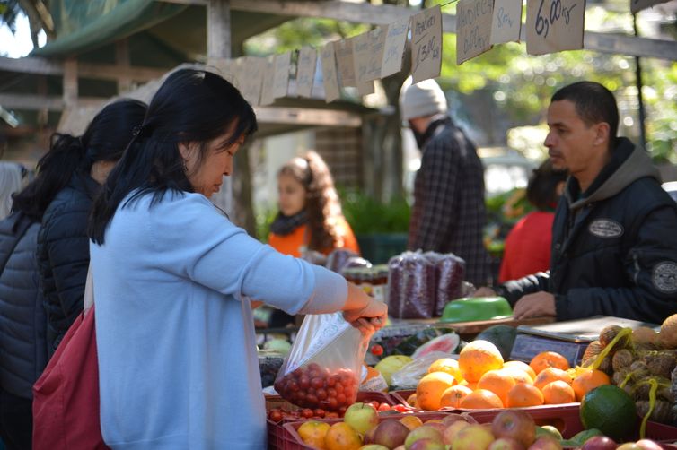 Feira de orgÃ¢nicos do Ibirapuera funciona aos sÃ¡bados de manhÃ£ na rua Curitiba, zona sul de SÃ£o Paulo.