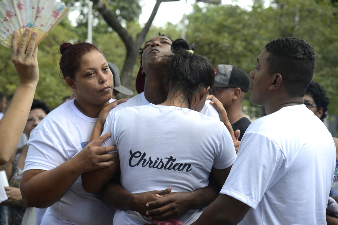 Tânia Rêgo/Agência Brasil Sepultamento do corpo do goleiro do Flamengo, Christian Esmério, de 15 anos, no Cemitério de Irajá. O atleta foi um dos 10 mortos no incêndio de sexta-feira (8) em um dos alojamentos do Ninho do Urubu.