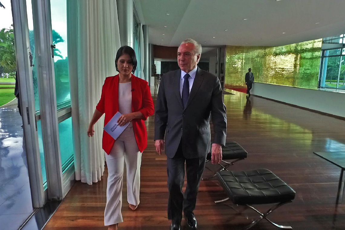 O presidente Michel Temer concede entrevista a jornalista Roseann Kennedy, da TV Brasil.