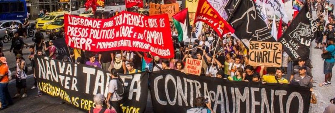 Protesto contra aumento de tarifa de ônibus no Rio de Janeiro Ato contra o aumento da tarifa de ônibus acontece nesta sexta-feira (16) no Rio de Janeiro. Manifestantes saíram da Candelária e seguem pela Avenida Presidente Vargas até chegar na Prefeitura