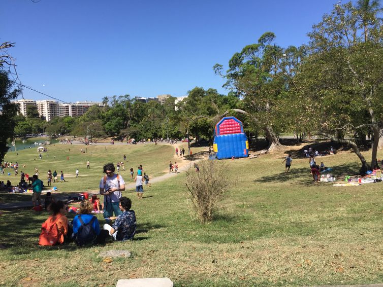 Quinta da Boa Vista recebe turistas e manifestação pelo Museu Nacional no Rio de Janeiro.