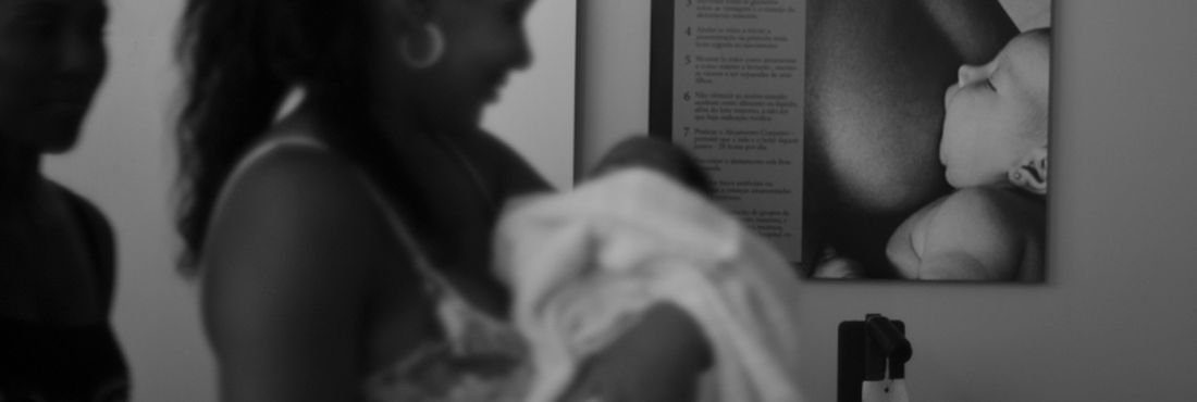 Mãe e bebê em casa de parto Mãe e bebê em casa de parto