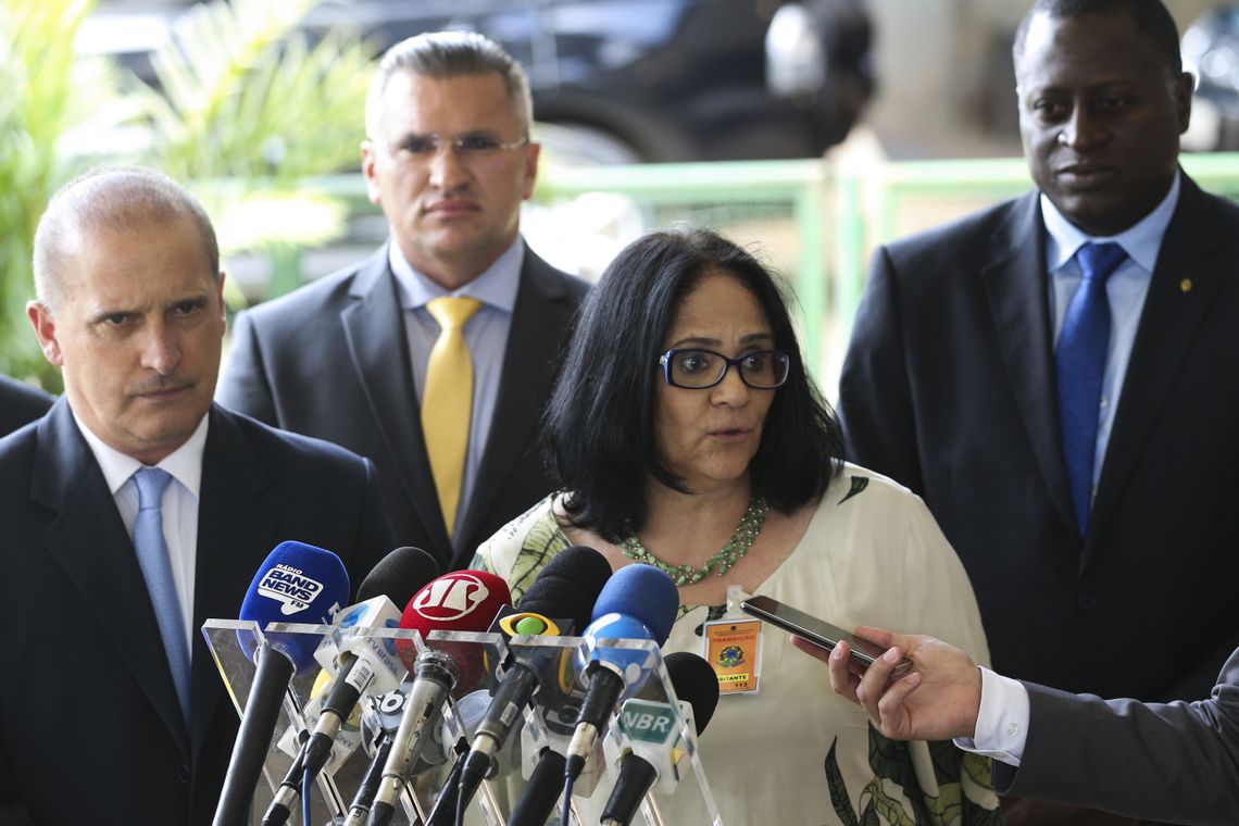Valter Campanato/Agência Brasil Futura ministra da Mulher, Família e Direitos Humanos, Damares Alves, fala à imprensa no CCBB. Ela também ficará responsável pela Funai.