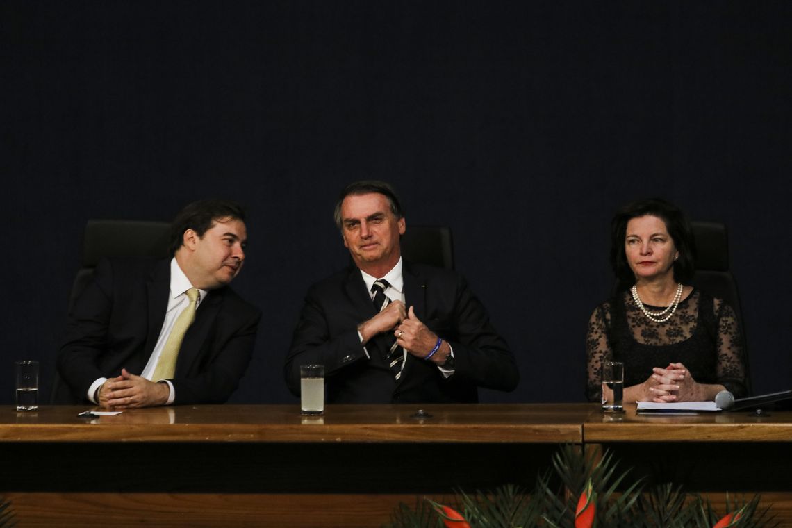 Wilson Dias/Agência Brasil Os presidentes da Câmara, Rodrigo Maia, da república, Jair Bolsonaro, e a procuradora Geral da República, Raquel Dodge, participam da cerimônia de posse dos novos procuradores da República, aprovados no último concurso público para